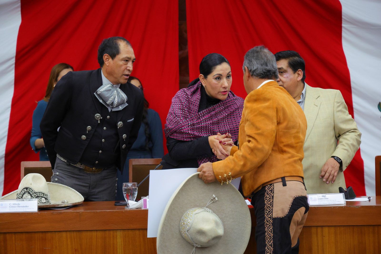 Martha Azucena Camacho con charros mexiquenses en el Congreso