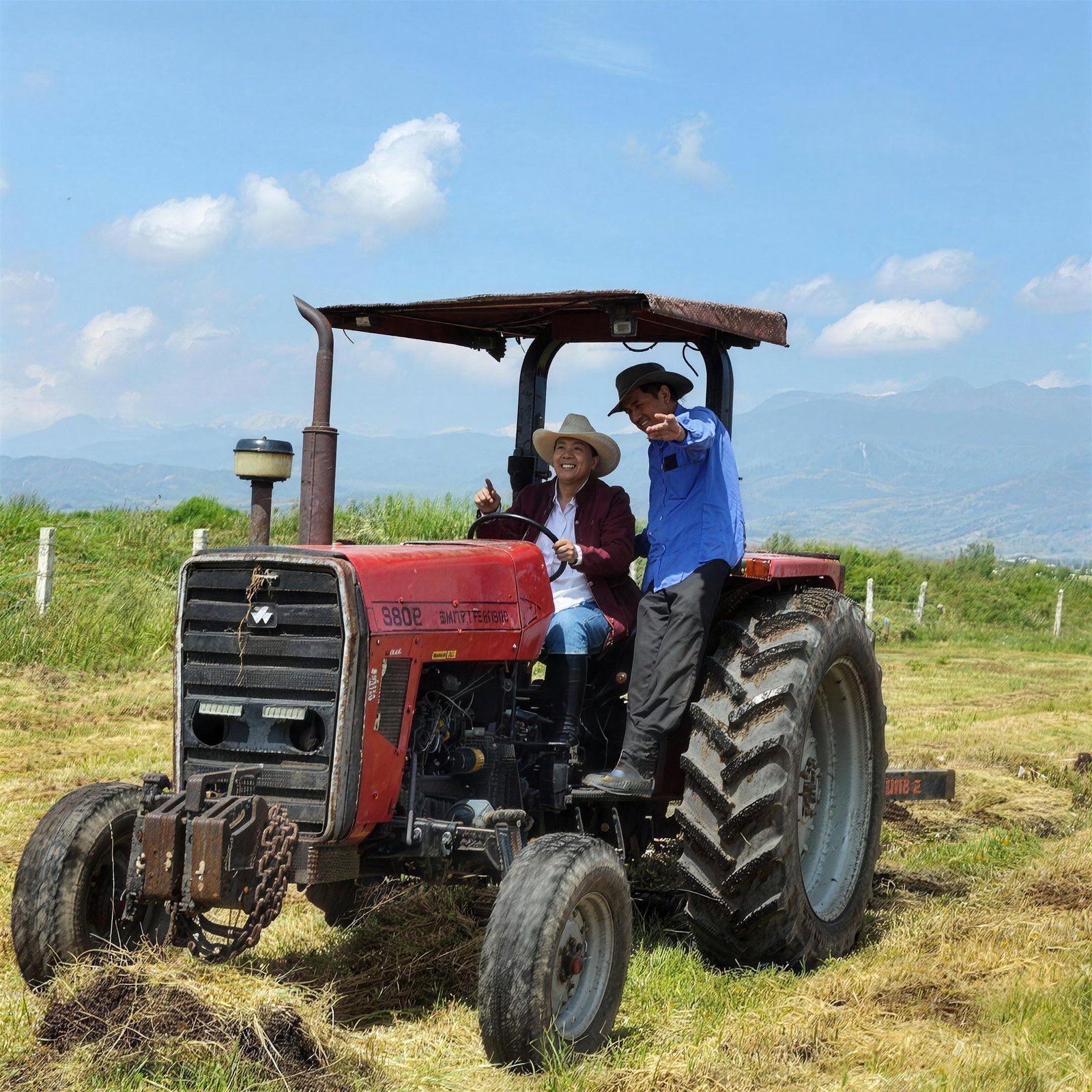 Martha Azucena Camacho en un tractor con un productor en el campo