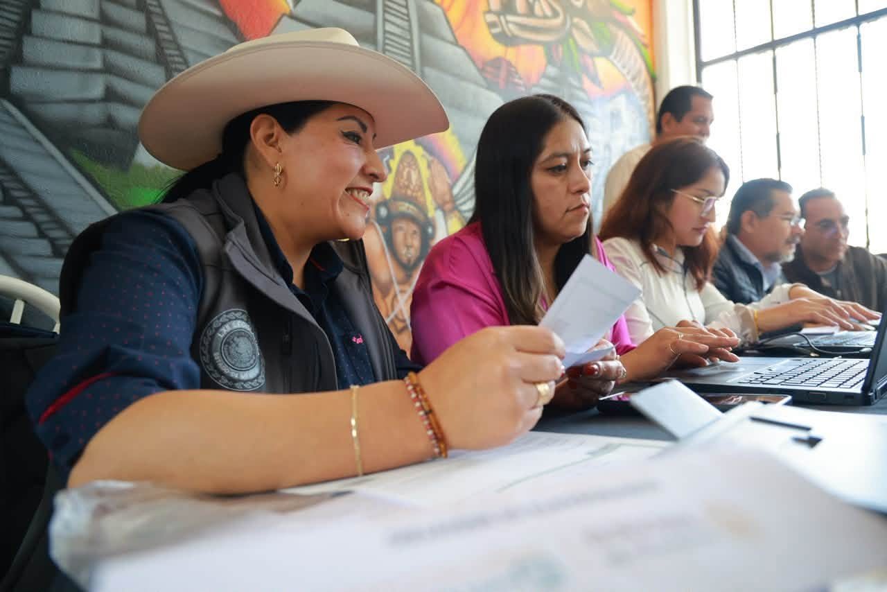 Martha Azucena Camacho en reunión de gestión para las comunidades