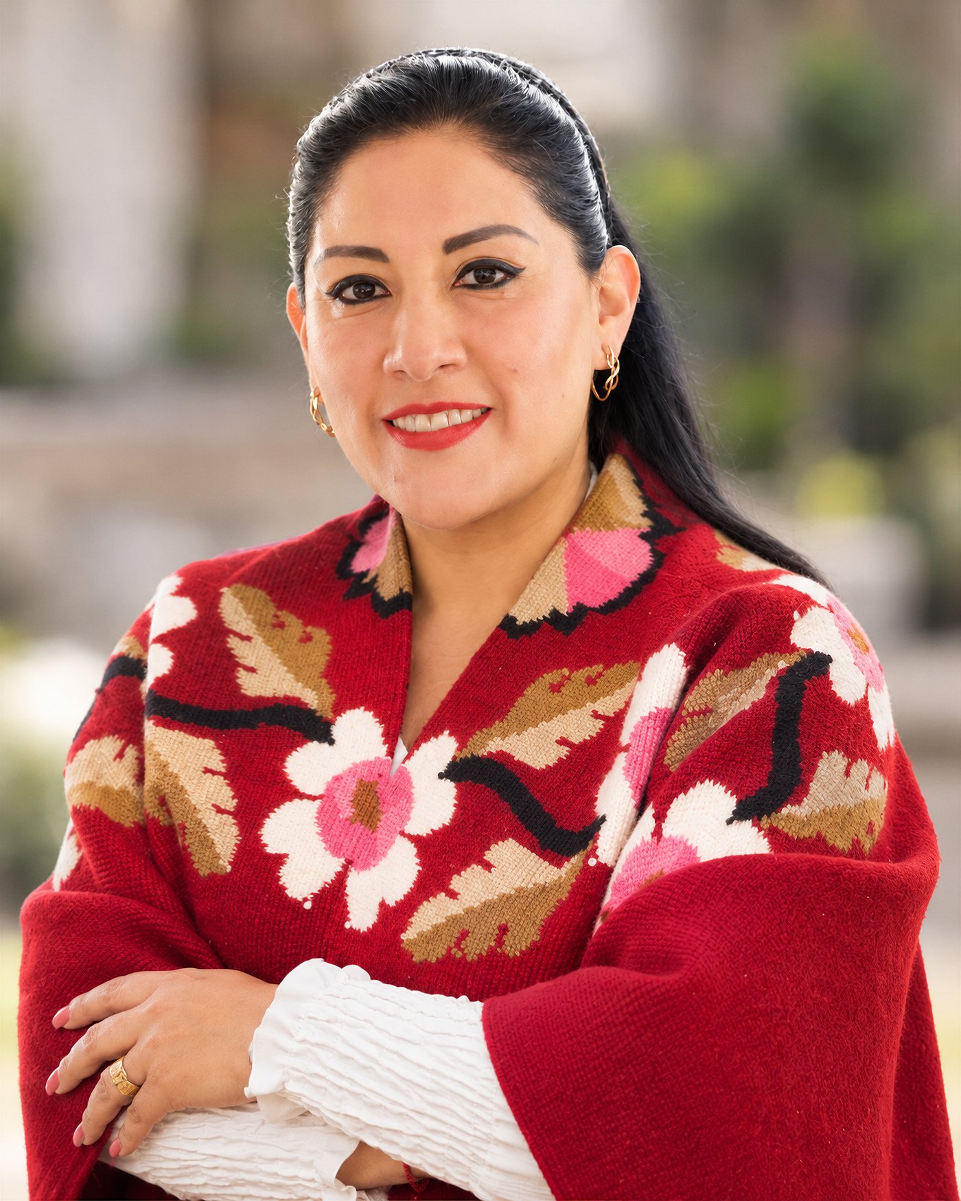 Martha Azucena Camacho con poncho bordado