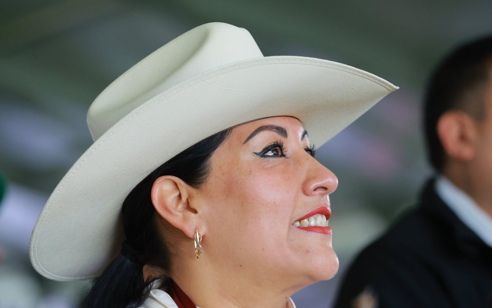 Martha Azucena Camacho de perfil con sombrero