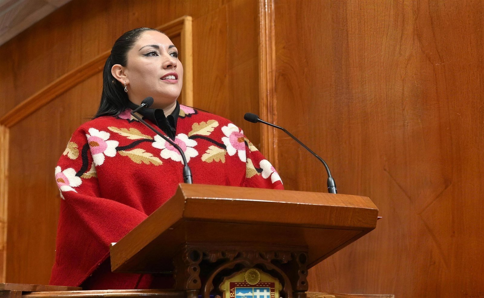 Martha Azucena Camacho en la tribuna del Congreso del Estado de México